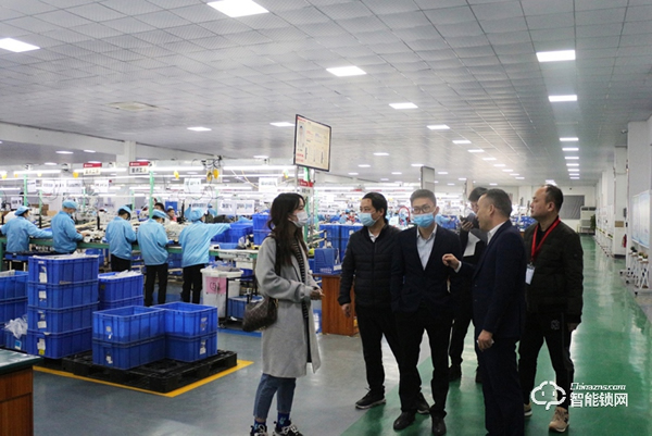 佳兆業科創集團領導一行蒞臨櫻花智能鎖參觀考察 佳兆業科創集團領導一行蒞臨櫻花智能鎖參觀考察