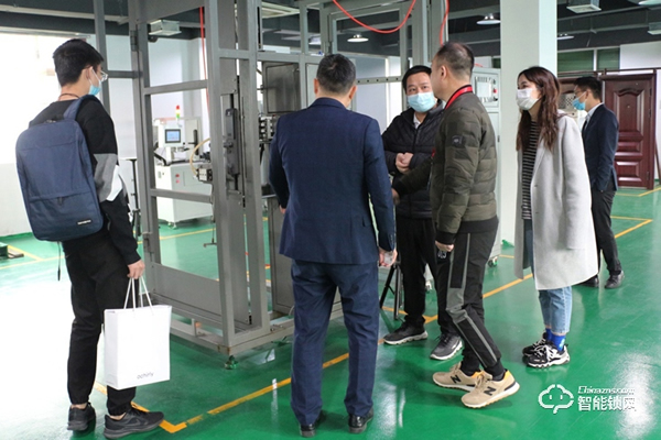 佳兆業科創集團領導一行蒞臨櫻花智能鎖參觀考察 佳兆業科創集團領導一行蒞臨櫻花智能鎖參觀考察