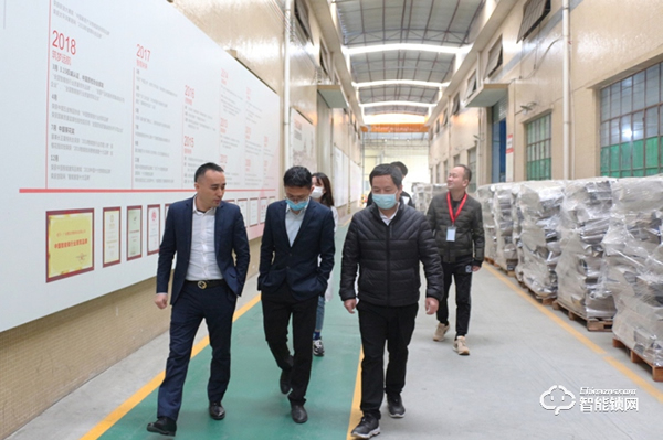 佳兆業科創集團領導一行蒞臨櫻花智能鎖參觀考察 佳兆業科創集團領導一行蒞臨櫻花智能鎖參觀考察