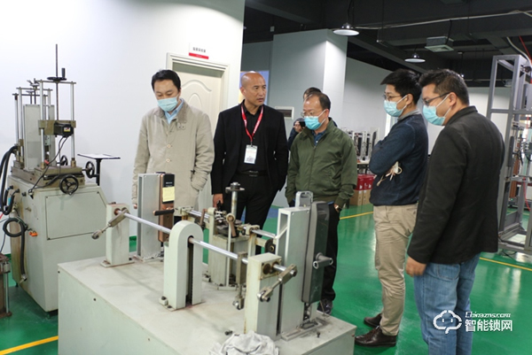 財信地產集團領導一行蒞臨櫻花智能鎖參觀考察 財信地產集團領導一行蒞臨櫻花智能鎖參觀考察