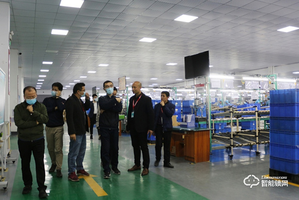 財信地產集團領導一行蒞臨櫻花智能鎖參觀考察 財信地產集團領導一行蒞臨櫻花智能鎖參觀考察