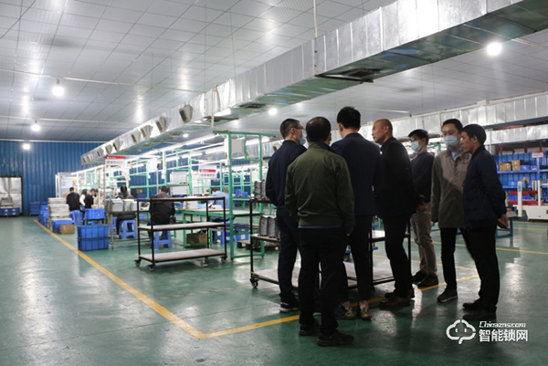 財信地產集團領導一行蒞臨櫻花智能鎖參觀考察 財信地產集團領導一行蒞臨櫻花智能鎖參觀考察