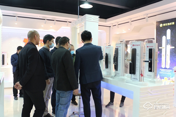 財信地產集團領導一行蒞臨櫻花智能鎖參觀考察 財信地產集團領導一行蒞臨櫻花智能鎖參觀考察