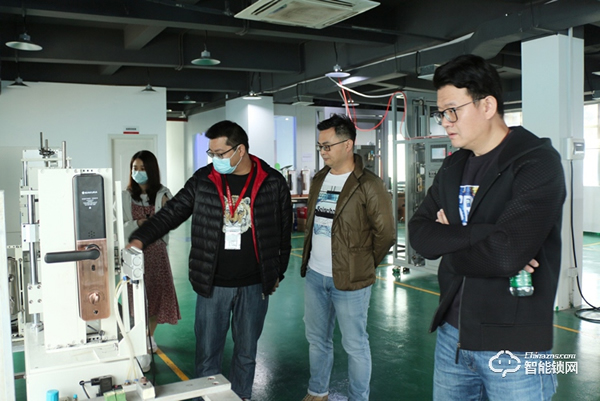 卓譽投資集團領導一行蒞臨櫻花智能鎖參觀考察 卓譽投資集團領導一行蒞臨櫻花智能鎖參觀考察