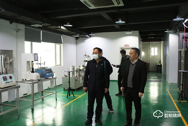 星河地產集團領導一行蒞臨櫻花智能鎖參觀交流 星河地產集團領導一行蒞臨櫻花智能鎖參觀交流