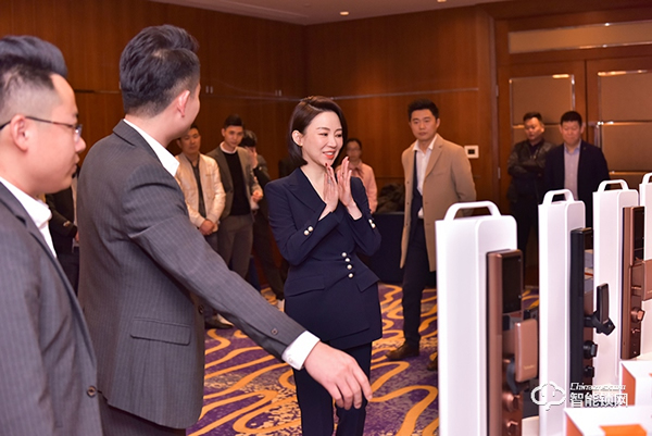 行業(yè)首創(chuàng)升降攝像頭3D人臉鎖發(fā)布 簽約九球天后潘曉婷------格里維爾以質(zhì)量為核心理念開(kāi)啟2021新篇章 行業(yè)首創(chuàng)升降攝像頭3D人臉鎖發(fā)布 簽約九球天后潘曉婷------格里維爾以質(zhì)量為核心理念開(kāi)啟2021新篇章