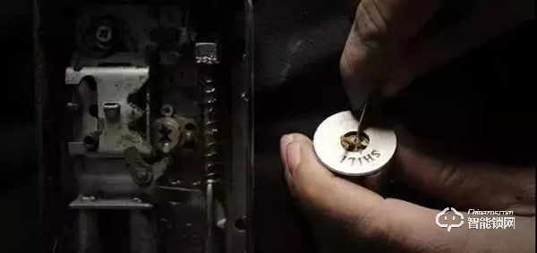 “我家的三星智能門鎖突然打不開了”——世界上最遠(yuǎn)的距離是“你在屋里，我在門外”