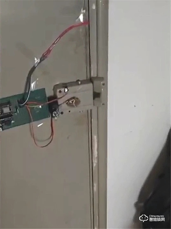 理工男將宿舍門鎖改成智能鎖：支持指紋聲控和app控制