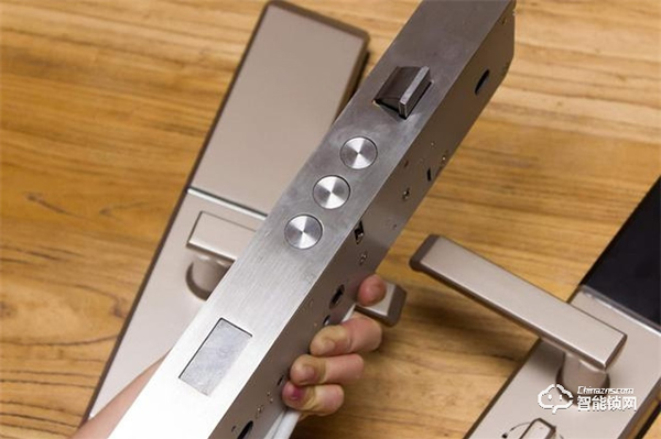 智能門(mén)鎖怎么選？別聽(tīng)導(dǎo)購(gòu)忽悠，關(guān)注這幾個(gè)方面就夠了！