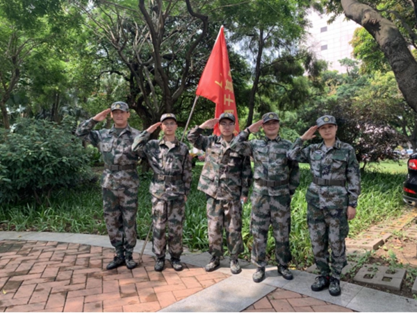 楊格鎖業 穿上軍裝的他們，英姿颯爽