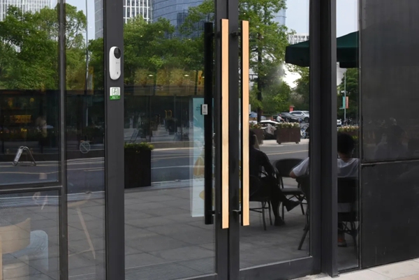 螢石智能鎖看門護店好幫手：店內來人提醒，小偷無影無蹤！