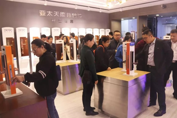 亞太天能智能鎖迎來富力地產(chǎn)領(lǐng)導(dǎo)蒞臨工廠考察指導(dǎo)