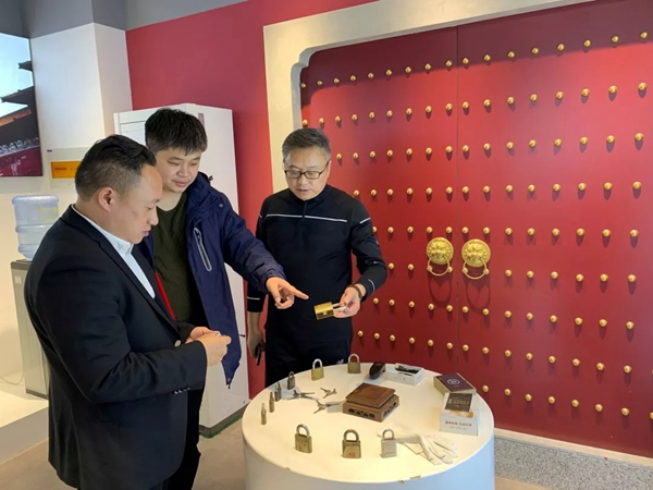 箭牌智能科技迎接江蘇省鎖業(yè)協(xié)會(huì)參觀交流