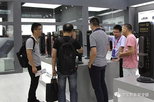 中立智能鎖五重安全防護智能鎖驚艷亮相中國建博會（廣州）