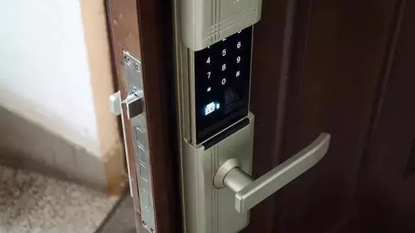 頂吉智能鎖：安裝智能門鎖時天地鉤到底需不需要拆除？