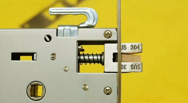 頂吉智能鎖：安裝智能門鎖時天地鉤到底需不需要拆除？