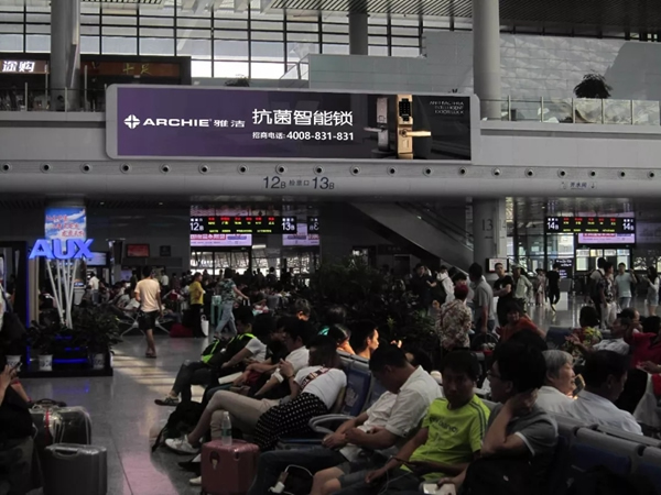 雅潔五金智能鎖高鐵廣告霸屏續航，搶灘核心高鐵樞紐