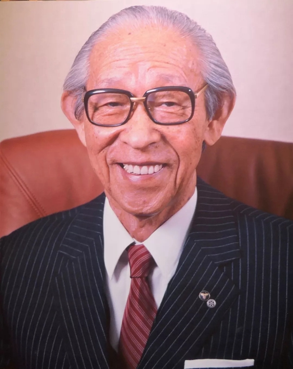 松下電器創始人松下幸之助榮獲“中國改革友誼獎章”