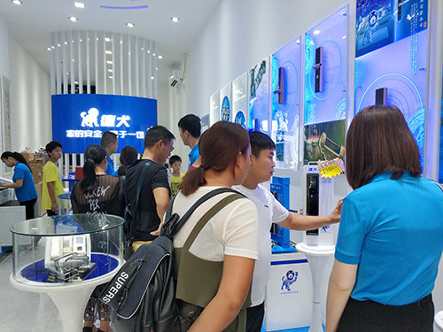 這才是智能門鎖的正確營銷方式！終于找到方向了