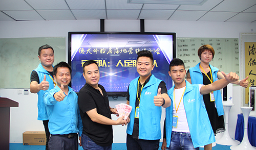 德犬體驗(yàn)店成功案例：年輕人創(chuàng)業(yè)選擇比努力更重要！