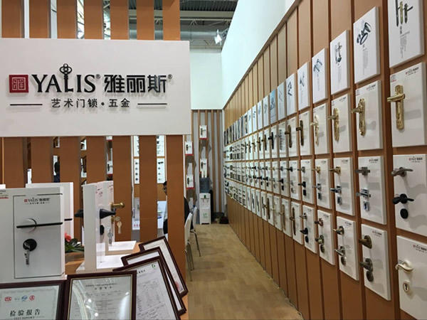 簡約新風尚匯聚于此--記2017北京國際門展首日