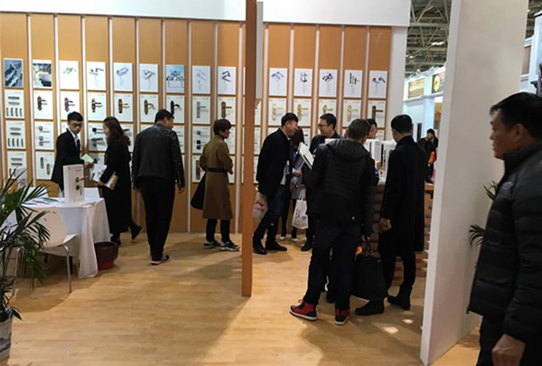 簡約新風尚匯聚于此--記2017北京國際門展首日