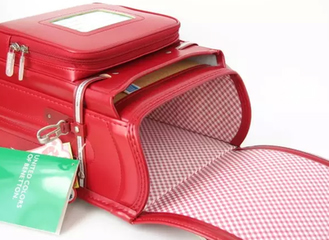 德犬護脊減負健康書包，可以將書包重量減輕三分之二