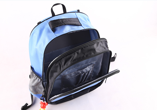 德犬安全健康書包，讓您的孩子高人一頭！