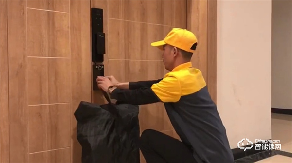 新規(guī)出臺，快遞必須送上門！可以收快遞的人臉識別鎖來了！