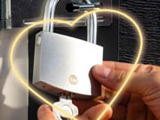 耶魯智能鎖和你攜手,以科技為父母筑起愛的防護網