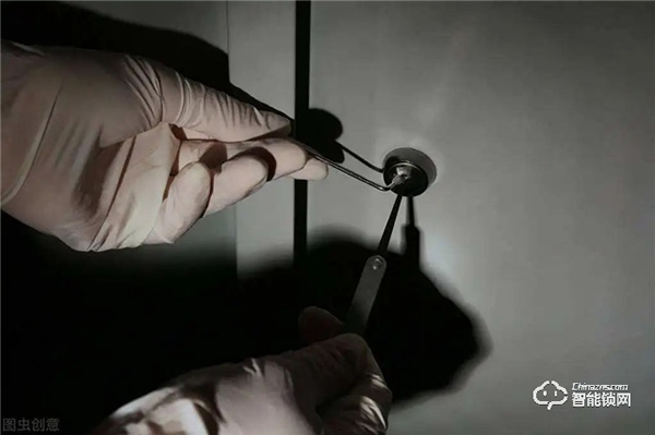 【皇家金盾人臉鎖知識小課堂】裝智能鎖時天地鉤到底有沒有必要裝? 【皇家金盾人臉鎖知識小課堂】裝智能鎖時天地鉤到底有沒有必要裝?