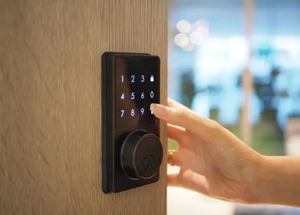 智能家居與傳統(tǒng)家居相比優(yōu)勢在哪里？人們?yōu)槭裁葱枰悄芗揖樱? title=