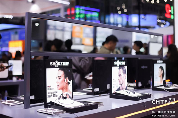 沉浸式體驗(yàn)高交會IT展上的各類智能終端設(shè)備