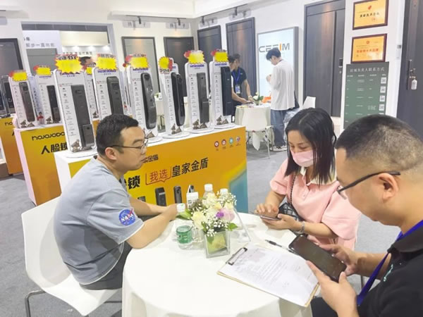成都建博會開幕第一天，皇家金盾智能鎖成為人氣王_7