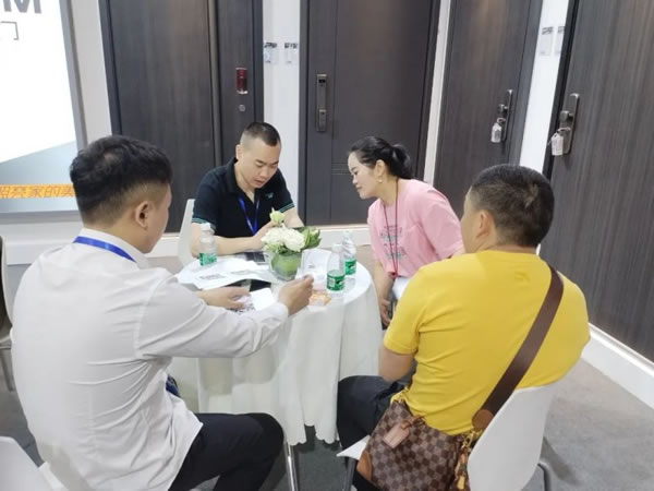 成都建博會開幕第一天，皇家金盾智能鎖成為人氣王_8