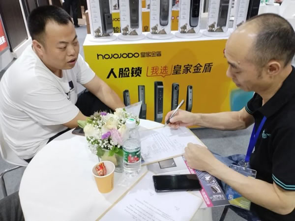 成都建博會開幕第一天，皇家金盾智能鎖成為人氣王_10