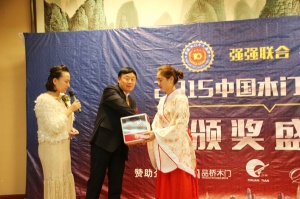 嘉賓隨意抽獎頒發(fā)獎品