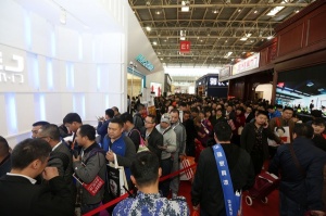 百德木門(mén)門(mén)口人山人海