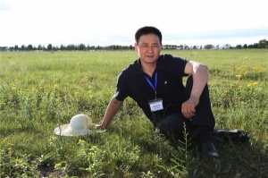 百德帶領大家伙植樹